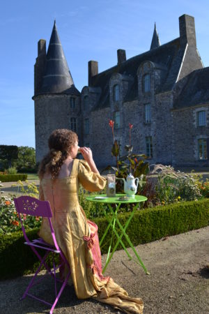 Dégustation de l'infusion de la Marquise, cour du château des Rochers