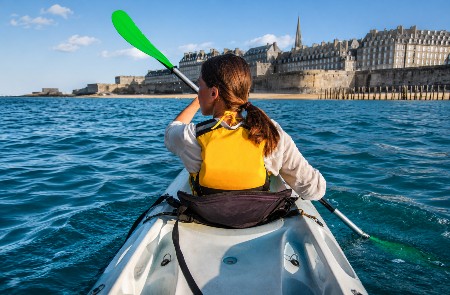 Kayak en mer © IA